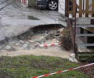 Na głowę dziecka wylał się wrzątek. Makabryczna awaria sieci wodociągowej na Woli. Jedna osoba ranna