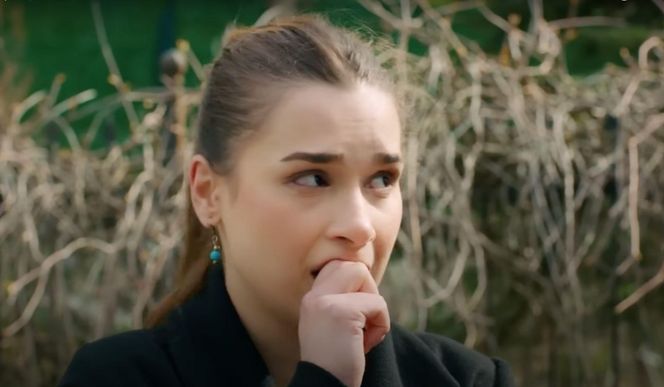 Policja znajduje ciało porywacza Ragipa i przychodzi po Melis. Ta chwyta za broń! Szybko okazuje się jednak, że to tylko zły sen Feraye.
