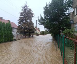 Zagrożenie powodziowe. Głuchołazy. Woda przelała się przez wały. Zalewa miasto