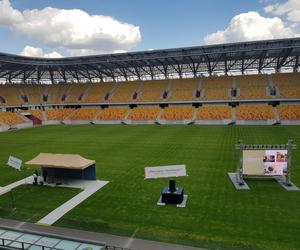 Kongres Świadków Jehowy w Białymstoku. Na stadionie miejskim tysiące uczestników [ZDJĘCIA]