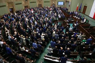 Drugie dno zerwanych obrad Sejmu. Chodzi o żony polityków 