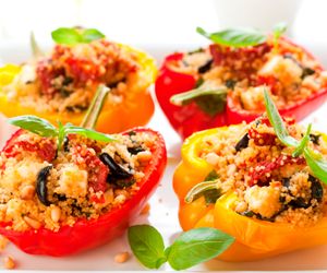 Papryka faszerowana kuskusem [przepis]: z fetą, oliwkami i suszonymi pomidorami