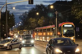 Wielkie utrudnienia w Warszawie, tramwaje na trasach objazdowych. Policja zablokowała przejazd na dużym skrzyżowaniu