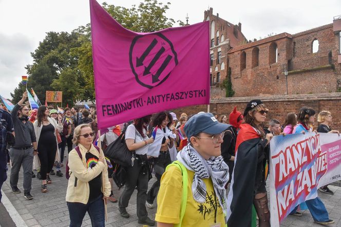 VI Toruński Marsz Równości. Przeciwnicy modlili się w centrum