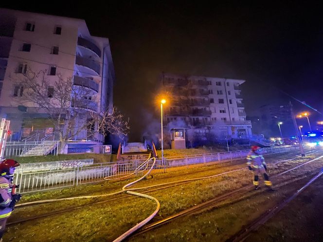 Wielki pożar w garażu podziemnym we Wrocławiu. Ewakuowano ponad 50 osób 