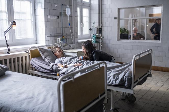 Zawsze warto 2 sezon odc. 20. Ada (Julia Wieniawa), jej brat Krystian Parys "Krzywy" (Bartosz Obuchowicz)