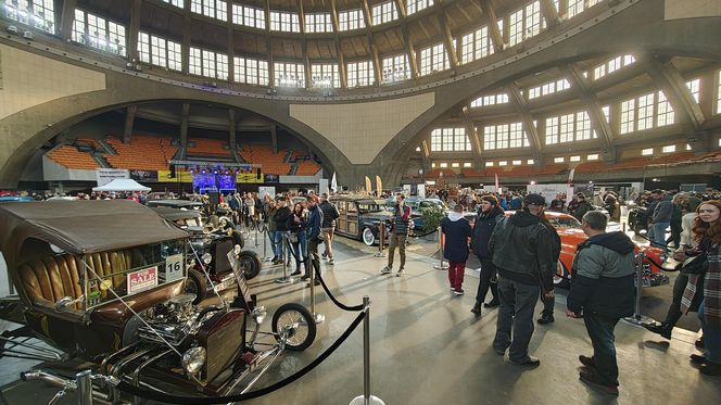 Kustomhead 2025 we Wrocławiu. W Hali Stulecia pokazano zabytkowe amerykańskie auta, motocykle i rowery 