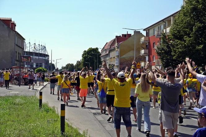 Przemarsz kibiców Stali Gorzów przed meczem z Falubazem Zielona Góra