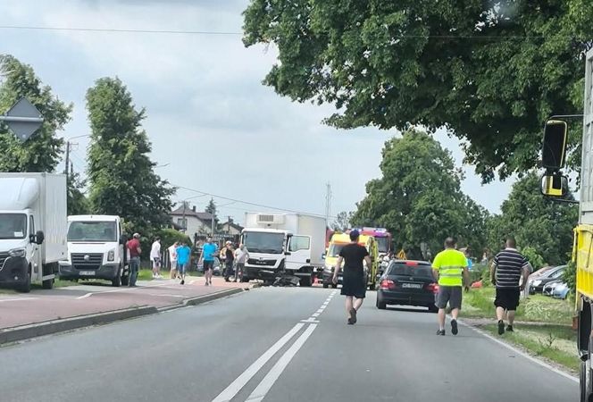 Zderzenie osobówki i ciężarówki w Dąbrówce-Ług. Jest jedna osoba poszkodowana