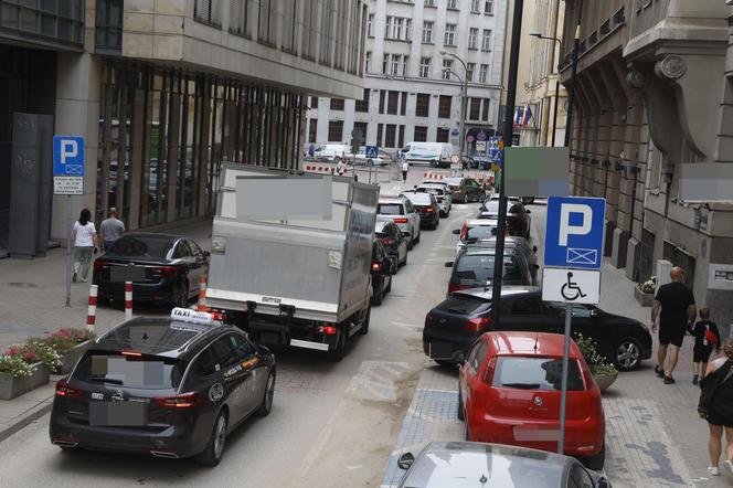 Rozkopane i zamknięte centrum Warszawy. Nie ma jak dojechać do urzędów, banków i sądów. Czy drogowcy puszczą ruch przez nowy deptak?!