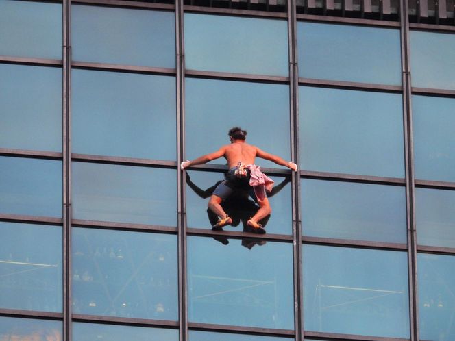 Wdrapał się na szczyt wieżowca w Warszawie