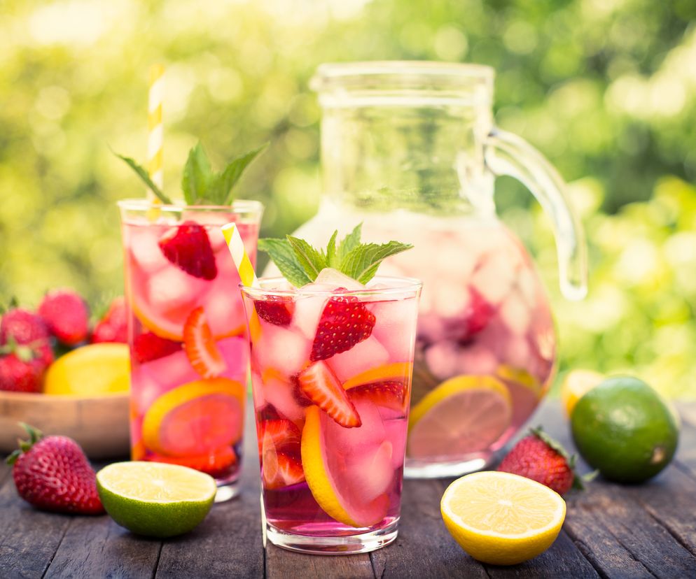 Lemoniada truskawkowa: jak przygotowac lemoniadę z truskawek, cytryn i limonek?