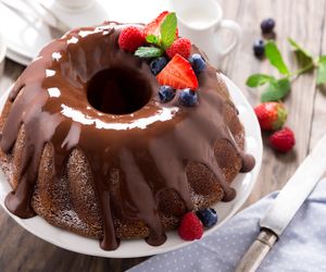 Polewa czekoladowa do ciast i tortów: łatwy przepis z kakao i jeszcze 3 składników