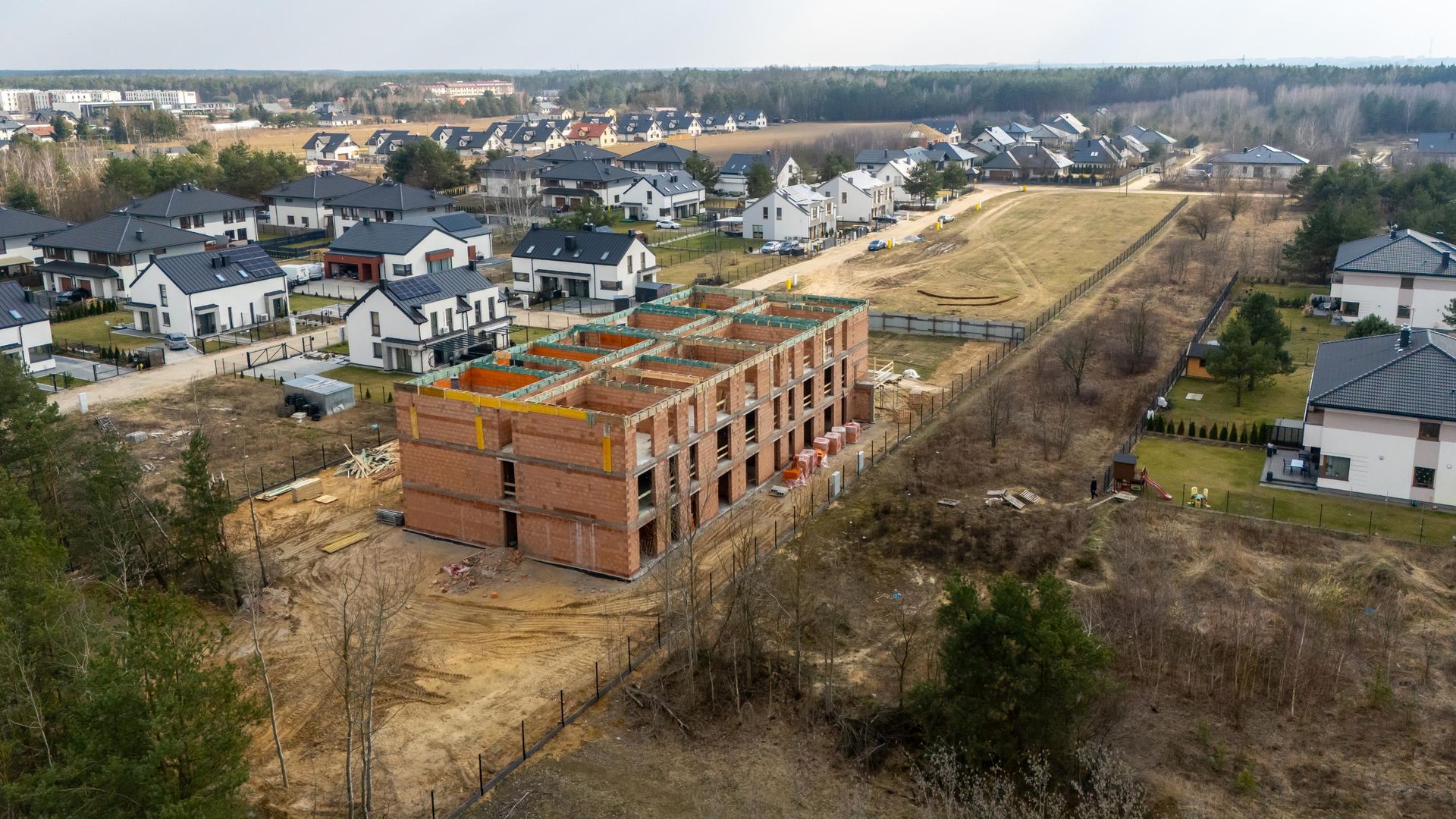 Kontrowersyjna budowa domu jednorodzinnego w Wieliszewie