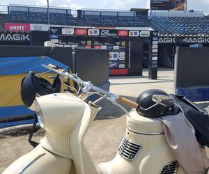 Osy kręciły kółka na stadionie żużlowym w Lesznie. Ogólnopolski zlot skuterów Osa Osieczna-Leszno 