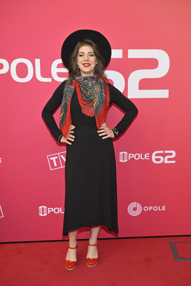 Konferencja prasowa 62. edycji Krajowego Festiwalu Polskiej Piosenki w Opolu. Tłum gwiazd na czerwonym dywanie