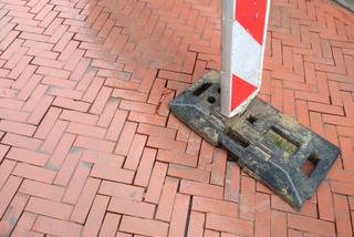 Łódź: Świeżo położona kostka brukowa na ulicy Jaracza wymaga poprawek. Wjechał ciężki sprzęt i pojawiły się szczeliny
