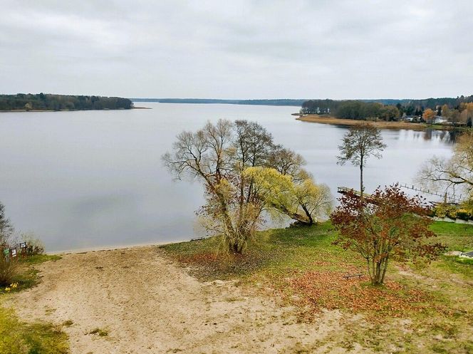   Ta wieś leży nad najdłuższym jeziorem w Polsce. Jest znana z powieści Pan Samochodzik