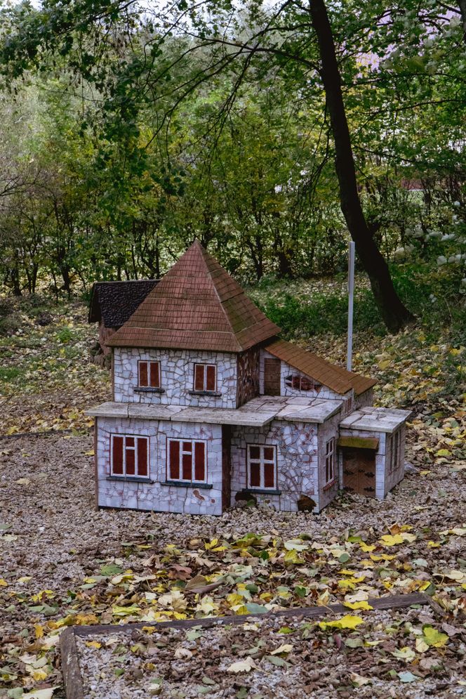Ceramiczna miniatura domu Książków w Łysej Górze