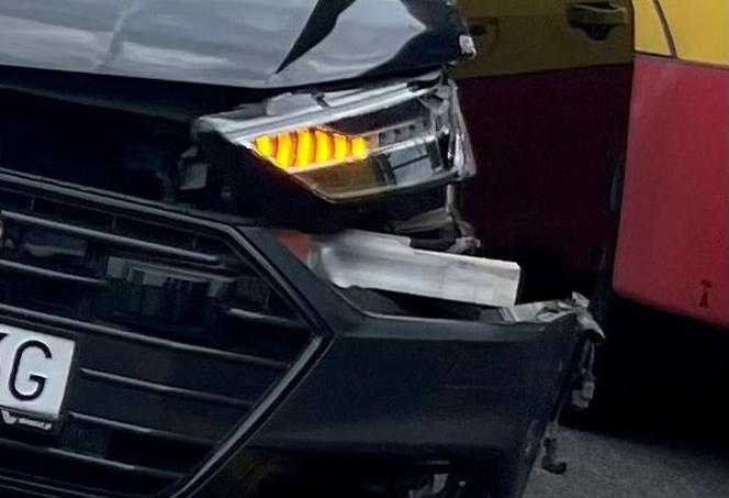 Znany zawodnik MMA miał wypadek. Huknął swoim audi w autobus! 