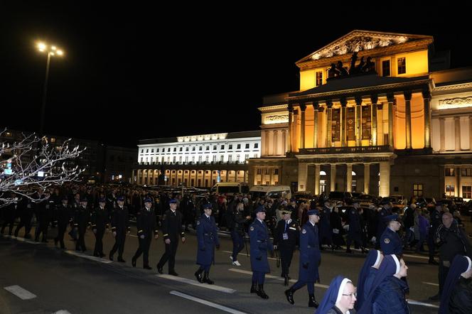 Tłumy wiernych przeszły przez stolicę. Centralną Drogę Krzyżową poprowadził kardynał Nycz