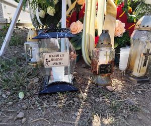 Pogrzeb Justyny i Zbigniewa. Ich groby utonęły w białych kwiatach