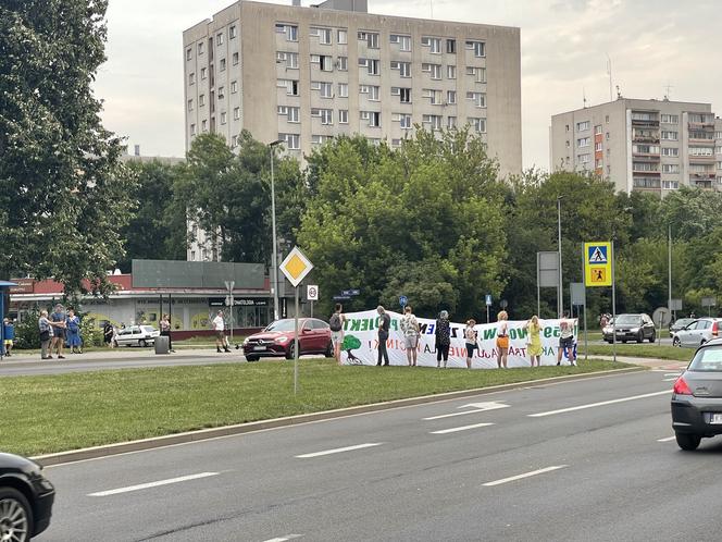 Protest mieszkańców przeciwko wycince drzew pod budowę linii tramwajowej do Mistrzejowic.