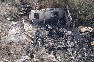 Spłonął dom i sąsiednie zabudowania. W zgliszczach strażacy znaleźli ciało 70-latka