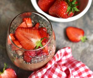 Ten odchudzający budyń z chia zrobisz w 15 minut. Prosty przepis na zdrowy fit deser 