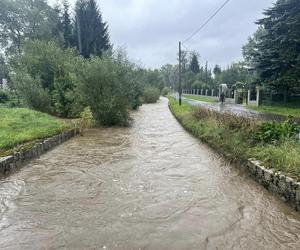 Przekroczone stany alarmowe na kilku rzekach, strażacy układają worki z piaskiem. Relacja live