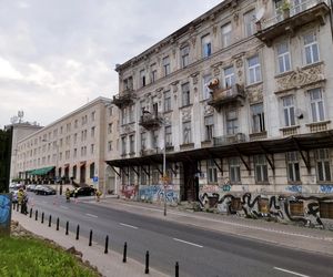 Ludzie usłyszeli huk, z okien buchnął pył. Runęła część zabytkowej kamienicy w Śródmieściu