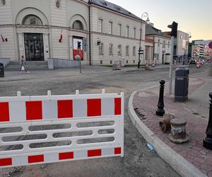 Na ul. Armii Krajowej powstaje już nowa nawierzchnia. Jej skrzyżowanie z ulicami Wojskową i Piłsudskiego zostanie zamknięte na kilka dni.