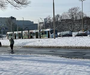 Seria stłuczek i awarii we Wrocławiu. Trudny dzień dla pasażerów MPK. Co będzie przy większych mrozach? 