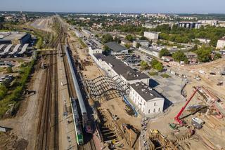 W Uhowie rozpoczął się montaż metalowej konstrukcji mostu. Docelowo mają powstać dwa [ZDJĘCIA]