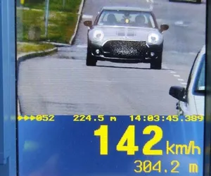 Młody kierowca szalał po Tarnowie, ale mandatu nie przyjął. Grozi mu gigantyczna kara