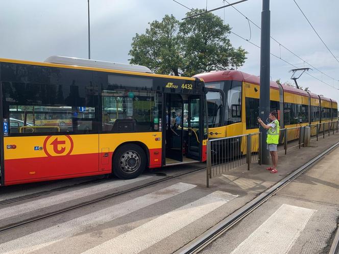 Zderzenie tramwaju i autobusu w Warszawie