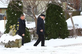 Lech Wałęsa ślizga się na chodniku w drodze do kościoła