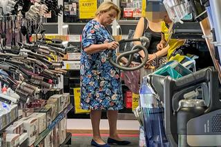 Katarzyna Bosacka sprząta po mężu senatorze 