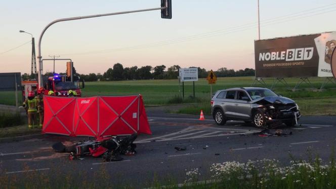 Kia roztrzaskała motocykl, kask toczył się po jezdni. Tragiczny wypadek pod Warszawą