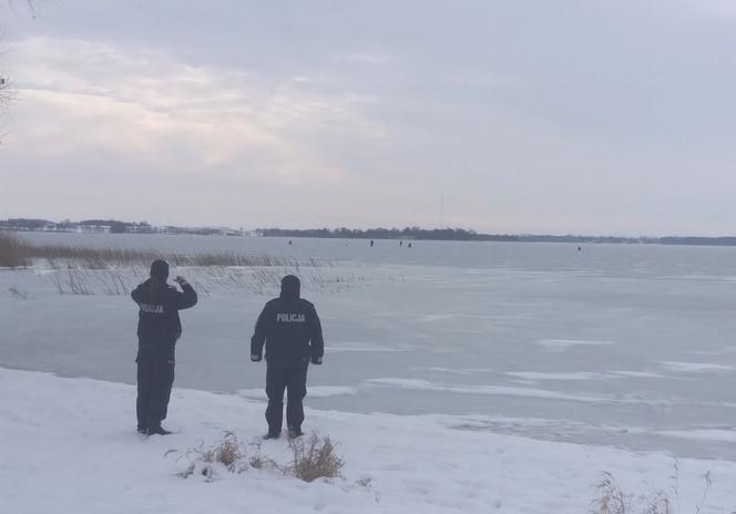 Policjanci do drona przyczepili głośnik. Przemawiają z niego do wędkarzy na lodzie