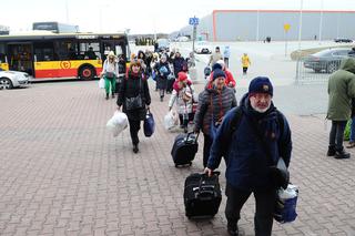 Uchodźcy w Warszawie to już 10 proc. mieszkańców stolicy. Śpią w hali targowej, na boisku i w biurowcu