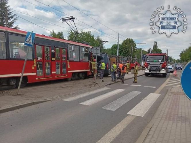 Groźna kolizja w Bytomiu. Tramwaj zderzył się z samochodem dostawczym