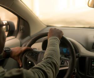 Pijany 77-latek zatrzymany przez przypadkowego kierowcę. Jechał po kolejne piwo