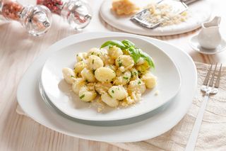 15-miutowy obiad, który zachwyci kremowością. Gnocchi z parmezanem i cytryną zawsze wychodzą