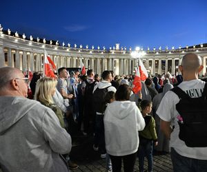 Zło dobrem zwyciężaj. Setki osób czuwały w Watykanie w rocznicę wyboru Jana Pawła II