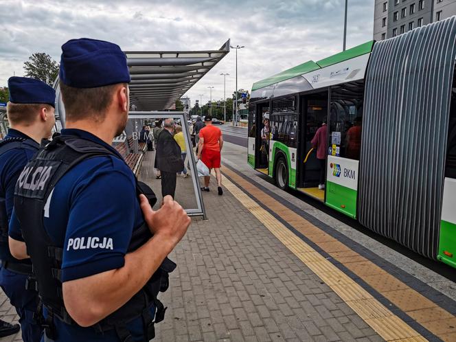 Białystok. Policjanci sprawdzają, czy pasażerowie BKM noszą maseczki. Za jej brak jest 500 zł mandatu [ZDJĘCIA]