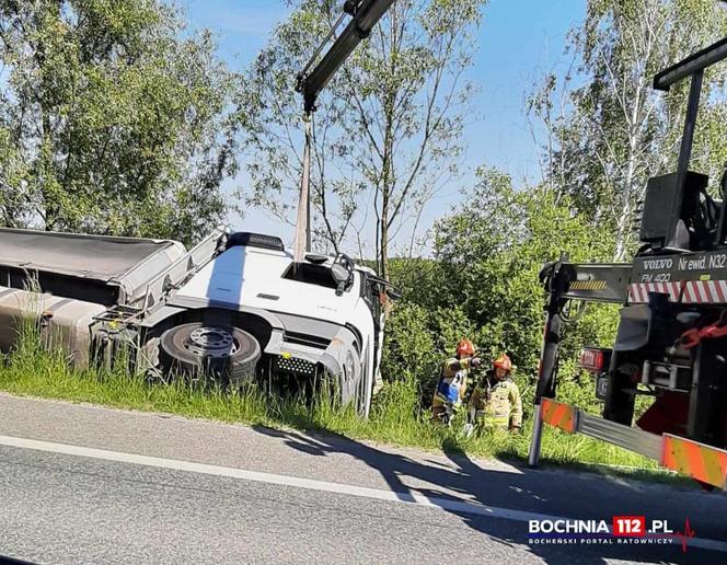 Śmiertelny wypadek pod Bochnią. Nie żyje kierowca ciężarówki