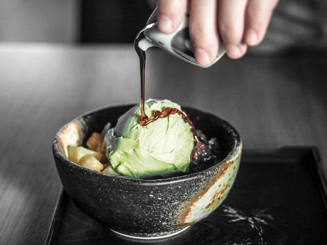 Nie tylko matcha latte. Podpowiadamy, jak jeszcze wykorzystać tę herbatę w kuchni