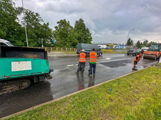Robotnicy pracują w ulewę