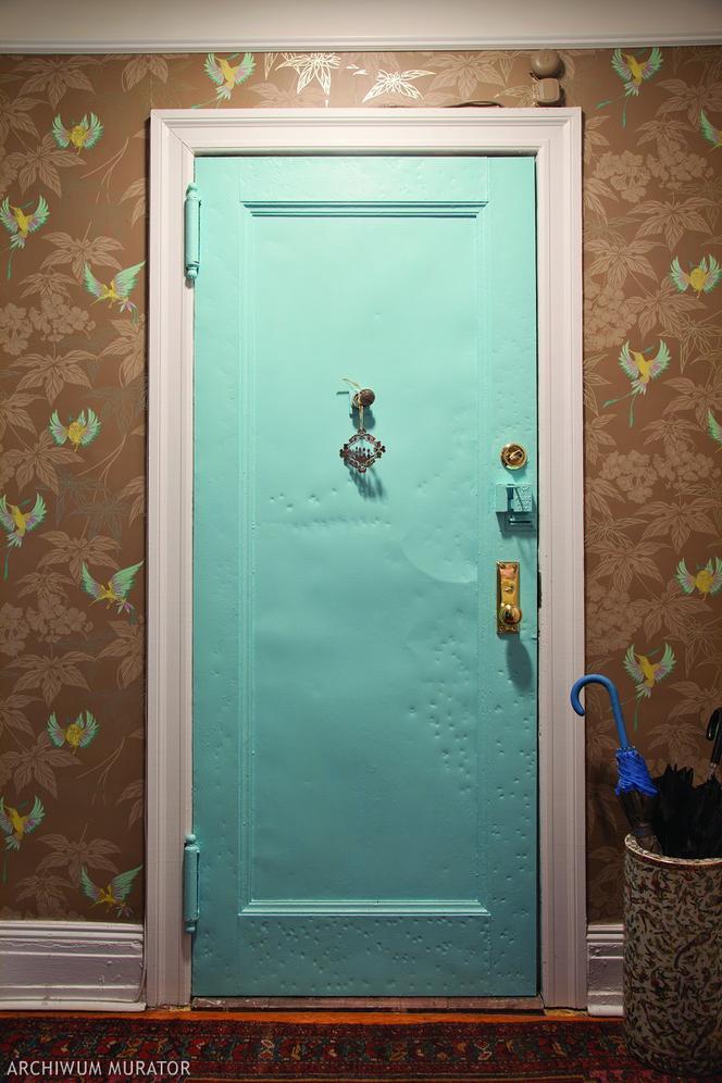 Niebieskie drzwi i tapeta